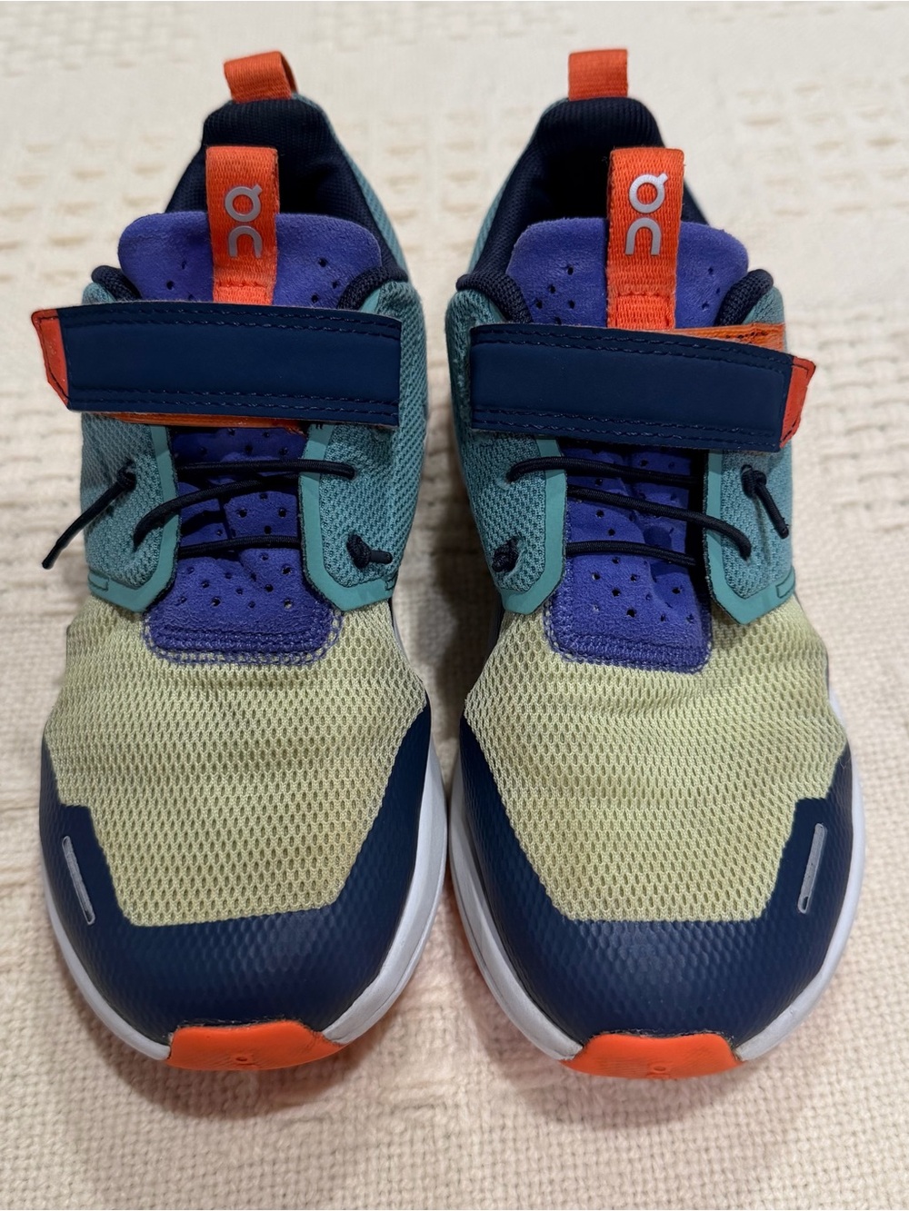On Running Cloud Play Kids Sneakers US 1.5 EU 33 Hook & Loop Athletic Shoes